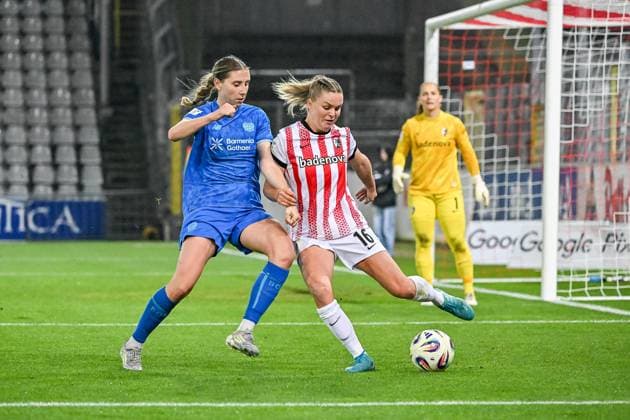 Caroline Kehrer Bayer 04 Leverkusen, 09 , Greta Stegemann SC Freiburg Frauen, 16 im Duell um den Ball GER, SC Freiburg Bayer 04 Leverkuse, Frauen Fussball, Google Pixel Frauen Bundesliga, 10 Spieltag, Saison 2025 2026, 10 11 2025 DFB REGULATES PROHIBIT ANY USE OF PHOTOGRAPHS AS IMAGE SEQUENCES AND OR QUASI VIDEO GER, SC Freiburg Bayer 04 Leverkuse, Womens football, Google Pixel Womens Bundesliga, Matchday 10, Season 2025 2026, 10 11 2025 Freiburg Copyright: xEibner-Pressefoto ThomasxHessx EP_THS