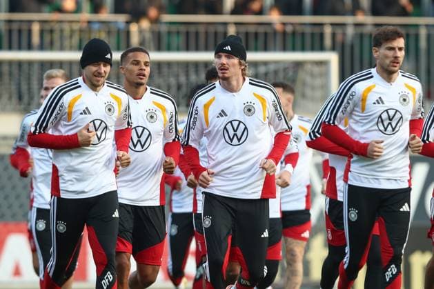 10 11 2025, xtgx, Football National Team, Public Training in Wolfsburg emspor, v l Waldemar Anton Germany , Malick Thiaw Germany , Nick Woltemade Germany , Leon Goretzka Germany DFL DFB REGULATIONS PROHIBIT ANY USE OF PHOTOGRAPHS as IMAGE SEQUENCES and or QUASI VIDEO Wolfsburg