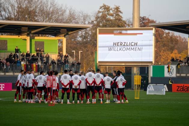 Germany, Football, DFB, Public training on 10 11 in Wolfsburg AOK Arena Team meeting before training starts Copyright: xSvenxHeidmannx
