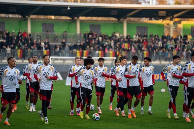 Germany, Football, DFB, Public training on 10 11 in Wolfsburg AOK Arena Warm-up Felix Nmecha Midfield, Borussia Dortmund Oliver Baumann Goal, TSG Hoffenheim Serge Gnabry Midfield, FC Bayern Munich Aleksandar Pavlovic Midfield, FC Bayern Munich Jonathan Burkardt Attack, Eintracht Frankfurt Kevin Schade Attack, FC Brentford Copyright: xSvenxHeidmannx