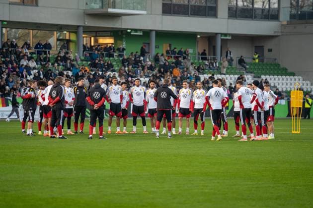 Germany, Football, DFB, Public training on 10 11 in Wolfsburg AOK Arena The national team discusses Julian Nagelsmann Coach Copyright: xSvenxHeidmannx