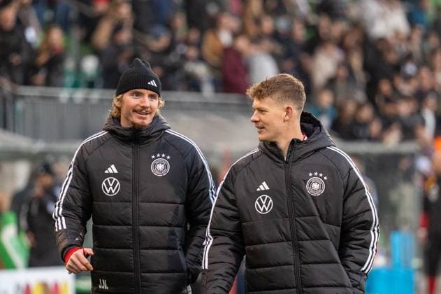 Germany, Football, DFB, Public training on 10 11 in Wolfsburg AOK Arena Nick Woltemade attack, Newcastle United and Alexander Nubel goal, VfB Stuttgart on the way to sign autographs Copyright: xSvenxHeidmannx