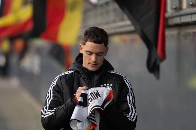 Germany, Football, DFB, Public training on 10 11 in Wolfsburg AOK Arena Florian Wirtz midfield, Liverpool FC signs autographs Copyright: xSvenxHeidmannx