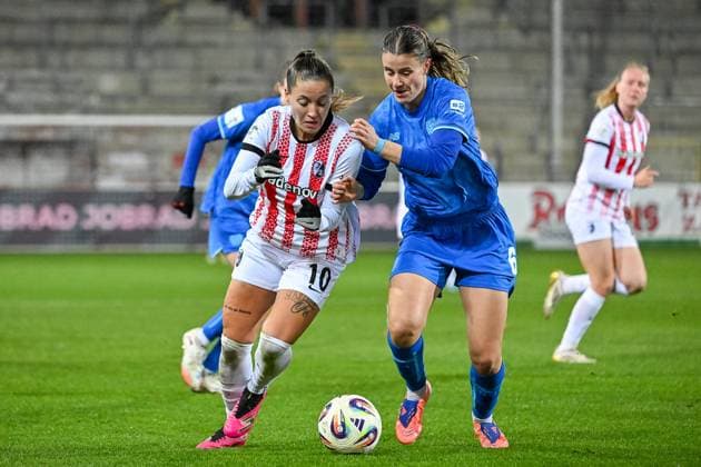 Selina Vobian SC Freiburg Women, 10 , Katharina Piljic Bayer 04 Leverkusen, 06 in duel for the ball GER, SC Freiburg Bayer 04 Leverkuse, Women Football, Google Pixel Women Bundesliga, 10 Matchday, Season 2025 2026, 10 11 2025 DFB REGULATES PROHIBIT ANY USE OF PHOTOGRAPHS AS IMAGE SEQUENCES AND OR QUASI VIDEO GER, SC Freiburg Bayer 04 Leverkuse, Womens football, Google Pixel Womens Bundesliga, Matchday 10, 2025 2026 season, 10 11 2025 Freiburg Copyright: xEibner-Pressefoto ThomasxHessx EP_THS