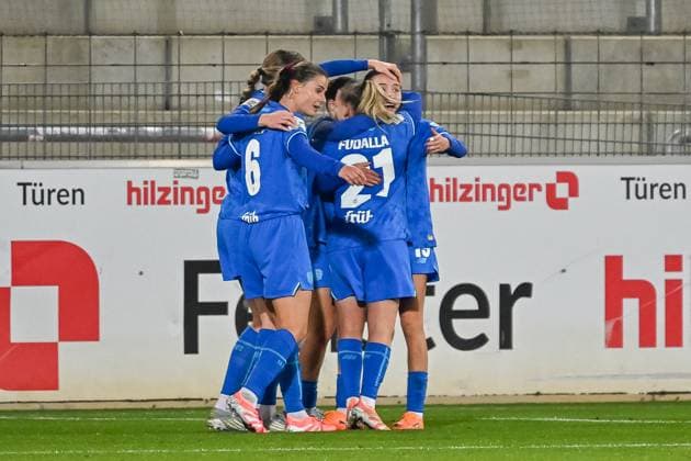 Cheering for the goal to 0 1 by Vanessa Fudalla Bayer 04 Leverkusen, 21 GER, SC Freiburg Bayer 04 Leverkuse, Women Football, Google Pixel Women Bundesliga, Matchday 10, Season 2025 2026, 10 11 2025 DFB REGULATIONS PROHIBIT ANY USE OF PHOTOGRAPHS AS IMAGE SEQUENCES AND OR QUASI VIDEO GER, SC Freiburg Bayer 04 Leverkuse, Women Football, Google Pixel Women Bundesliga, Matchday 10, Season 2025 2026, 10 11 2025 Freiburg Copyright: xEibner-Pressefoto ThomasxHessx EP_THS