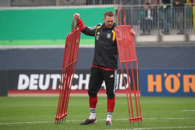 10 11 2025, xgox, Football German National Team Public Training emspor, v l Julian Nagelsmann Germany, Coach DFL DFB REGULATIONS PROHIBIT ANY USE OF PHOTOGRAPHS as IMAGE SEQUENCES and or QUASI VIDEO Wolfsburg