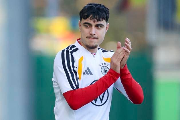 Aleksandar Pavlovic (Germany) jubelt, , Training der deutschen Fussball Nationalmannschaft, Volkswagen Arena am 10. November 2025 in Wolfsburg, Deutschland. (Foto von Marco Steinbrenner DeFodi Images) Aleksandar Pavlovic (Germany) cheers, , Training der deutschen Fussball Nationalmannschaft, Volkswagen Arena, November 10, 2025 in Wolfsburg, Germany. (Photo by Marco Steinbrenner DeFodi Images) DFL regulations prohibit any use of photographs as image sequences and or quasi-video. Aleksandar Pavlovic Germany cheers, , Training der deutschen Fussball Nationalmannschaft, Volkswagen Arena am 10 November 2025 in Wolfsburg, Germany Photo by Marco Steinbrenner DeFodi Images Aleksandar Pavlovic Germany cheers, , Training der deutschen Fussball Nationalmannschaft, Volkswagen Arena, November 10, 2025 in Wolfsburg, Germany Photo by Marco Steinbrenner DeFodi Images DFL regulations prohibit any use of photographs as image sequences and or quasi video