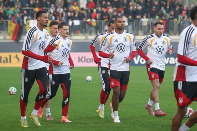 10 11 2025, xgox, Football German National Team Public Training emspor, v l Felix Nmecha Germany, , Florian Wirtz Germany, , Jonathan Tah Germany, , David Raum Germany, DFL DFB REGULATIONS PROHIBIT ANY USE OF PHOTOGRAPHS as IMAGE SEQUENCES and or QUASI VIDEO Wolfsburg