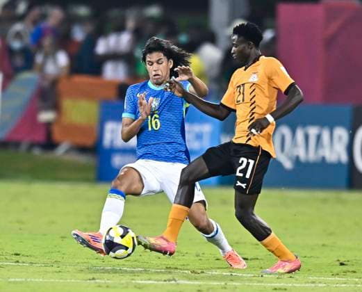 Zambia v Brazil: Group H- FIFA U-17 World Cup Qatar 2025 Arthur Ryan (L) of Brazil and Kelvin Chipelu of Zambia in action during the FIFA U-17 World Cup Qatar 2025 Group H match between Zambia and Brazil in Doha, Qatar, on November 10, 2025. DOHA Qatar Copyright: xNOUSHADxTHEKKAYILx
