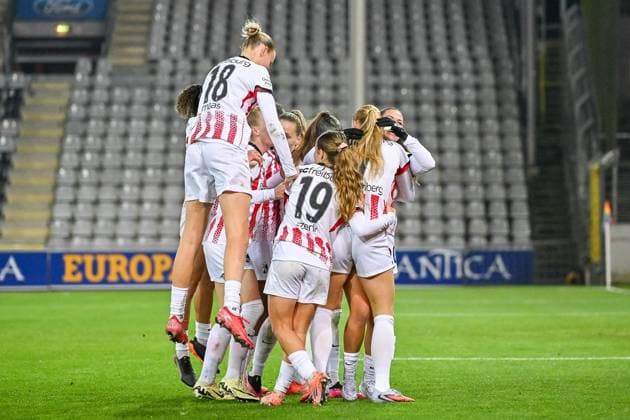 Cheering for the goal to 1 1 by Tessa Blumenberg SC Freiburg Women, 07 GER, SC Freiburg Bayer 04 Leverkuse, Women Football, Google Pixel Women Bundesliga, Matchday 10, Season 2025 2026, 10 11 2025 DFB REGULATIONS PROHIBIT ANY USE OF PHOTOGRAPHS AS IMAGE SEQUENCES AND OR QUASI VIDEO GER, SC Freiburg Bayer 04 Leverkuse, Women Football, Google Pixel Women Bundesliga, Matchday 10, Season 2025 2026, 10 11 2025 Freiburg Copyright: xEibner-Pressefoto ThomasxHessx EP_THS