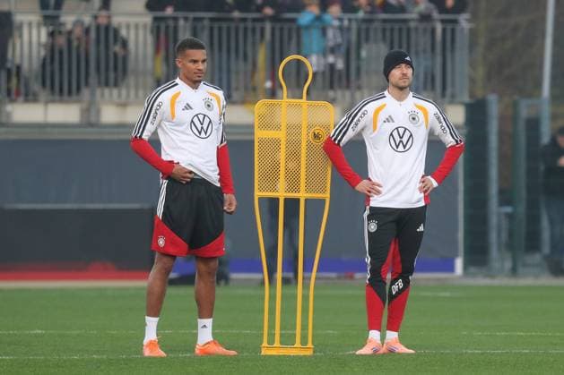 10 11 2025, xgox, Football German National Team Public Training emspor, v l Malick Thiaw Germany, , Waldemar Anton Germany, DFL DFB REGULATIONS PROHIBIT ANY USE OF PHOTOGRAPHS as IMAGE SEQUENCES and or QUASI VIDEO Wolfsburg