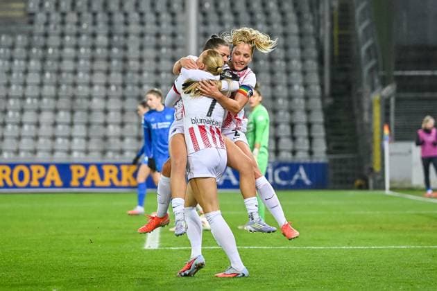 Tessa Blumenberg SC Freiburg Women, 07 with Lisa Karl SC Freiburg Women, 02 , Leela Egli SC Freiburg Women, 20 GER, SC Freiburg Bayer 04 Leverkuse, Women Football, Google Pixel Women Bundesliga, 10 Matchday, Season 2025 2026, 10 11 2025 DFB REGULATIONS PROHIBIT ANY USE OF PHOTOGRAPHS AS IMAGE SEQUENCES AND OR QUASI VIDEO GER, SC Freiburg Bayer 04 Leverkuse, Women Football, Google Pixel Women Bundesliga, 10 Matchday, Season 2025 2026, 10 11 2025 Freiburg Copyright: xEibner-Pressefoto ThomasxHessx EP_THS