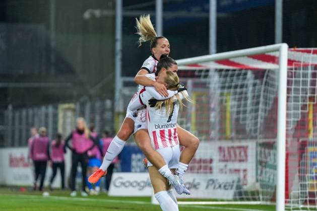 Lisa Karl SC Freiburg, 02 , Leela Egli SC Freiburg, 20 , Tessa Blumenberg SC Freiburg, 07 Goal celebration, emotions, jubilation, goal success, finish, goal , Germany, Football, GooglePixel Womens Bundesliga, 10 Matchday, 2025 2026, SC Freiburg vs Bayer 04 Leverkusen, 10 11 2025, Dreisamstadion, Freiburg, Germany DFB REGULATIONS PROHIBIT ANY USE OF PHOTOGRAPHS AS IMAGE SEQUENCES AND OR QUASI VIDEO Freiburg Dreisamstadion Baden Wuerttemberg Germany Copyright: xArnexAmbergx