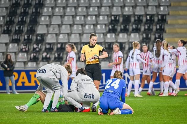 Charlotte Voll Bayer 04 Leverkusen, 01 needs treatment, injury with Selina Menzel referee , Lilla Turanyi Bayer 04 Leverkusen, 24 GER, SC Freiburg Bayer 04 Leverkuse, Womens Football, Google Pixel Frauen Bundesliga, 10 Spieltag, Season 2025 2026, 10 11 2025 DFB REGULATIONS PROHIBIT ANY USE OF PHOTOGRAPHS AS IMAGE SEQUENCES AND OR QUASI VIDEO GER, SC Freiburg Bayer 04 Leverkuse, Womens Football, Google Pixel Womens Bundesliga, Matchday 10, Season 2025 2026, 10 11 2025 Freiburg Copyright: xEibner-Pressefoto ThomasxHessx EP_THS
