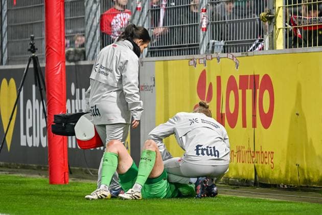 Charlotte Voll Bayer 04 Leverkusen, 01 must be treated, Injury GER, SC Freiburg Bayer 04 Leverkuse, Womens Football, Google Pixel Womens Bundesliga, Matchday 10, Season 2025 2026, 10 11 2025 DFB REGULATIONS PROHIBIT ANY USE OF PHOTOGRAPHS AS IMAGE SEQUENCES AND OR QUASI VIDEO GER, SC Freiburg Bayer 04 Leverkuse, Womens Football, Google Pixel Womens Bundesliga, Matchday 10, Season 2025 2026, 10 11 2025 Freiburg Copyright: xEibner-Pressefoto ThomasxHessx EP_THS