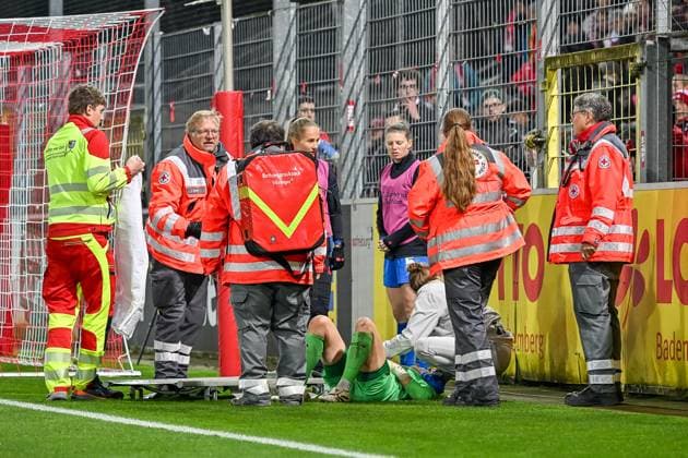 Charlotte Voll Bayer 04 Leverkusen, 01 muss aertzlich behandelt werden GER, SC Freiburg Bayer 04 Leverkuse, Frauen Fussball, Google Pixel Frauen Bundesliga, 10 Spieltag, Saison 2025 2026, 10 11 2025 DFB REGULATIONS PROHIBIT ANY USE OF PHOTOGRAPHS AS IMAGE SEQUENCES AND OR QUASI VIDEO GER, SC Freiburg Bayer 04 Leverkuse, Frauen Fussball, Google Pixel Frauen Bundesliga, 10 Spieltag, Saison 2025 2026, 10 11 2025 Freiburg Copyright: xEibner-Pressefoto ThomasxHessx EP_THS