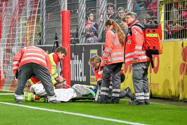 Charlotte Voll Bayer 04 Leverkusen, 01 muss aertzlich behandelt werden GER, SC Freiburg Bayer 04 Leverkuse, Frauen Fussball, Google Pixel Frauen Bundesliga, 10 Spieltag, Saison 2025 2026, 10 11 2025 DFB REGULATIONS PROHIBIT ANY USE OF PHOTOGRAPHS AS IMAGE SEQUENCES AND OR QUASI VIDEO GER, SC Freiburg Bayer 04 Leverkuse, Frauen Fussball, Google Pixel Frauen Bundesliga, 10 Spieltag, Saison 2025 2026, 10 11 2025 Freiburg Copyright: xEibner-Pressefoto ThomasxHessx EP_THS