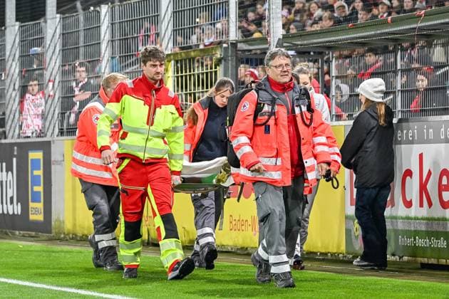 Charlotte Voll Bayer 04 Leverkusen, 01 needs emergency treatment and is transported on a stretcher by paramedics GER, SC Freiburg Bayer 04 Leverkuse, Womens Football, Google Pixel Womens Bundesliga, Matchday 10, Season 2025 2026, 10 11 2025 DFB REGULATES PROHIBIT ANY USE OF PHOTOGRAPHS AS IMAGE SEQUENCES AND OR QUASI VIDEO GER, SC Freiburg Bayer 04 Leverkuse, Womens Football, Google Pixel Womens Bundesliga, Matchday 10, Season 2025 2026, 10 11 2025 Freiburg Copyright: xEibner-Pressefoto ThomasxHessx EP_THS
