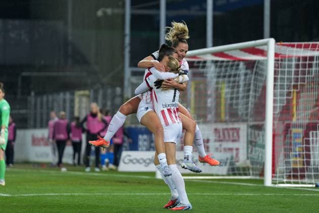 Lisa Karl SC Freiburg, 02 , Leela Egli SC Freiburg, 20 , Tessa Blumenberg SC Freiburg, 07 Goal celebration, emotions, jubilation, goal success, finish, goal , Germany, Football, GooglePixel Womens Bundesliga, 10 Matchday, 2025 2026, SC Freiburg vs Bayer 04 Leverkusen, 10 11 2025, Dreisamstadion, Freiburg, Germany DFB REGULATIONS PROHIBIT ANY USE OF PHOTOGRAPHS AS IMAGE SEQUENCES AND OR QUASI VIDEO Freiburg Dreisamstadion Baden Wuerttemberg Germany Copyright: xArnexAmbergx