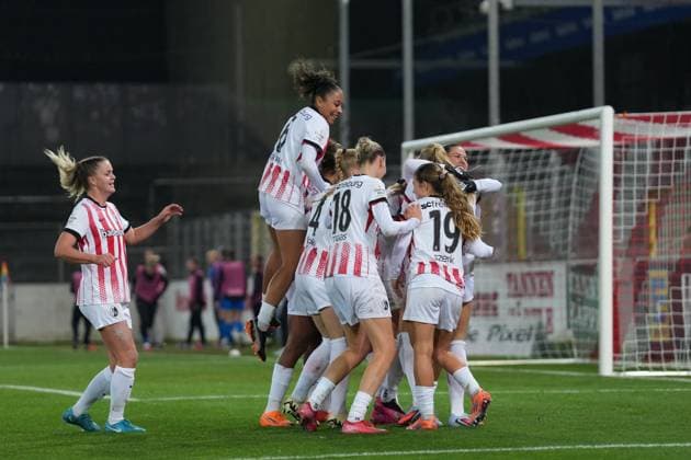 Goal celebration, emotions, jubilation, goal success, finish, goal, Germany, Soccer, GooglePixel Womens Bundesliga, 10 Matchday, 2025 2026, SC Freiburg vs Bayer 04 Leverkusen, 10 11 2025, Dreisamstadion, Freiburg, Germany DFB REGULATIONS PROHIBIT ANY USE OF PHOTOGRAPHS AS IMAGE SEQUENCES AND OR QUASI VIDEO Freiburg Dreisamstadion Baden Wuerttemberg Germany Copyright: xArnexAmbergx