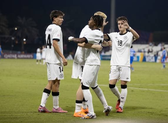 Fussball FIFA U17, U 17 U 17 Weltmeisterschaft Katar 2025 - El Salvador vs Deutschland - Gruppe G Spiel 61: Toni Langsteiner (Deutschland, 14) Wisdom Mike (Deutschland, 11) Christian Prenaj (Deutschland, 18) Copyright: xRedhaxHosnixSegganix