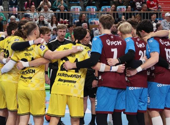 GER HBL2 season 2025 2026 VfL Potsdam vs HSG Krefeld Niederrhein, 10 11 25, MBS Arena, Potsdam Welcome, both teams, center circle, referees