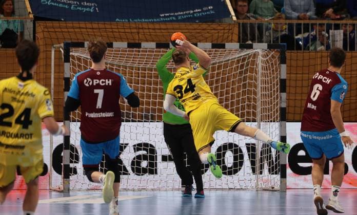 GER HBL2 Season 2025 2026 VfL Potsdam vs HSG Krefeld Niederrhein, 10 11 25, MBS Arena, Potsdam Cedric MARQUART HSG Krefeld Niederrhein 24 , Nicolas PAULNSTEINER 1 VfL Potsdam 7 , Jörn PERSSON HSG Krefeld Niederrhein 34 , Maximilian GRUNDMANN 1 VfL Potsdam 12 , Markus MAHR 1 VfL Potsdam 6