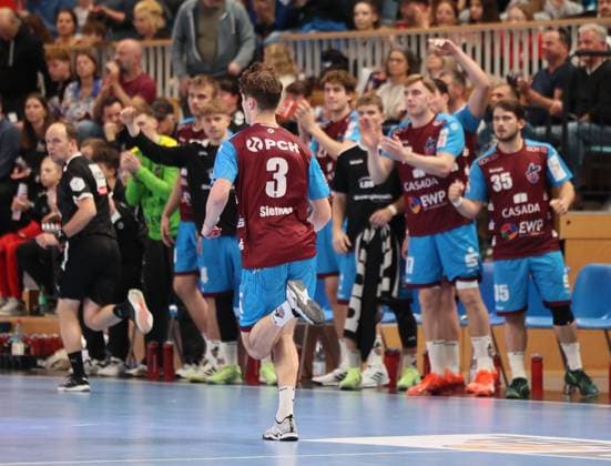 GER HBL2 Season 2025 2026 VfL Potsdam vs HSG Krefeld Niederrhein, 10 11 25, MBS Arena, Potsdam Cheers on the reserve bench after Marvin SIEMER 1 VfL Potsdam 3 scores a goal