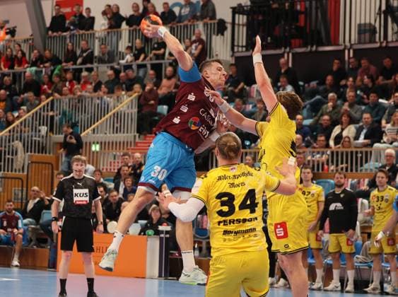 GER HBL2 Season 2025 2026 VfL Potsdam vs HSG Krefeld Niederrhein, 10 11 25, MBS Arena, Potsdam Marco MENGON 1 VfL Potsdam 30 , Jörn PERSSON HSG Krefeld Niederrhein 34 , Niklas INGENPASS HSG Krefeld Niederrhein 55