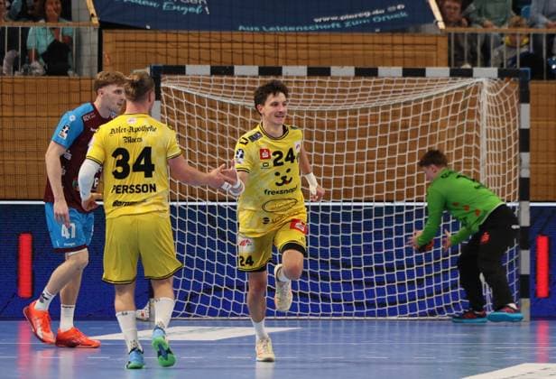 GER HBL2 season 2025 2026 VfL Potsdam vs HSG Krefeld Niederrhein, 10 11 25, MBS Arena, Potsdam Clapping after scoring, Jörn PERSSON HSG Krefeld Niederrhein 34 , Cedric MARQUART HSG Krefeld Niederrhein 24