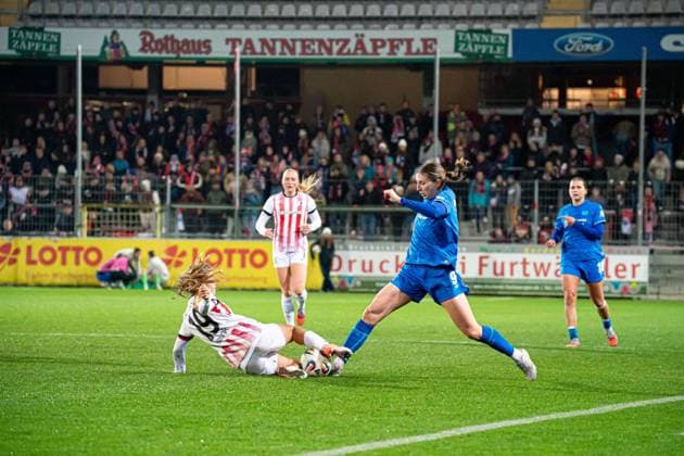 Caroline Kehrer (9 Bayer Leverkusen), right, and Nia Szenk (19 SC Freiburg), left, in action during the match between SC Freiburg and Bayer 04 Leverkusen at Dreisamstadion, Freiburg, Germany. Copyright: xPriscilaxBütlerx xSPPx Sportspressphoto_SPR60783