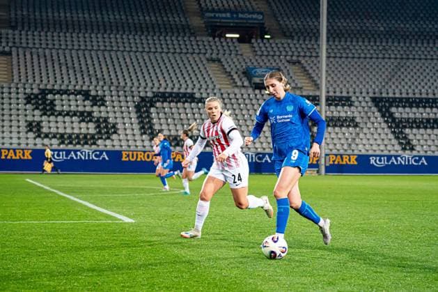 Caroline Kehrer (9 Bayer Leverkusen), right, and Ingibjorg Sigurdardottir (24 SC Freiburg), left, in action during the match between SC Freiburg and Bayer 04 Leverkusen at Dreisamstadion, Freiburg, Germany. Copyright: xPriscilaxBütlerx xSPPx Sportspressphoto_SPR60786