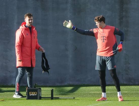 10 11 2025, FC Bayern Training, Training ground Saebenerstrasse Munich, Soccer , Sport, in the picture Jonas Urbig FC Bayern Muenchen
