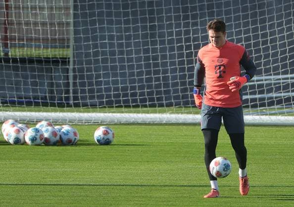 10 11 2025, FC Bayern Training, Training ground Saebenerstrasse Munich, Soccer , Sport, in the picture Jonas Urbig FC Bayern Muenchen