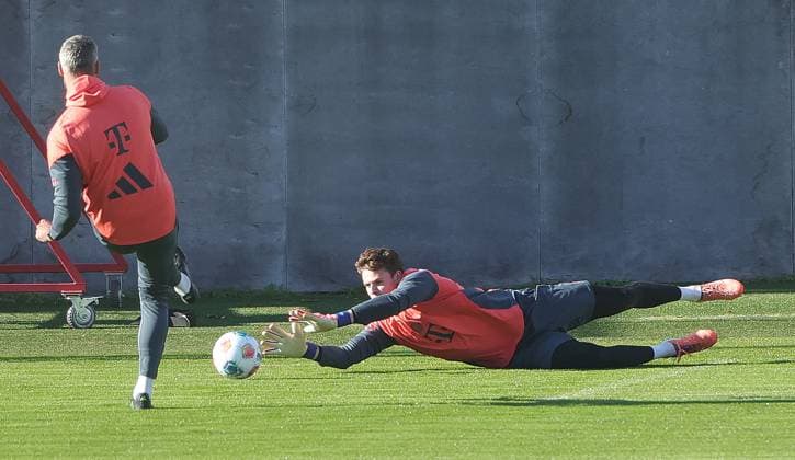 10 11 2025, FC Bayern Training, Training ground Saebenerstrasse Munich, Soccer , Sport, in the picture Jonas Urbig FC Bayern Muenchen