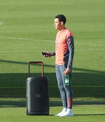 10 11 2025, FC Bayern training, training ground Saebenerstrasse Munich, soccer, sports, in the picture Jamal Musiala FC Bayern Munich with music box