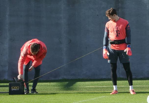 10 11 2025, FC Bayern Training, Training ground Saebenerstrasse Muenchen, Soccer , Sport, in the picture Jonas Urbig FC Bayern Muenchen with new working equipment
