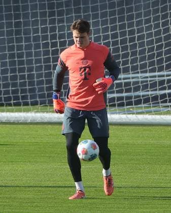10 11 2025, FC Bayern Training, Training ground Saebenerstrasse Munich, Soccer , Sport, in the picture Jonas Urbig FC Bayern Muenchen