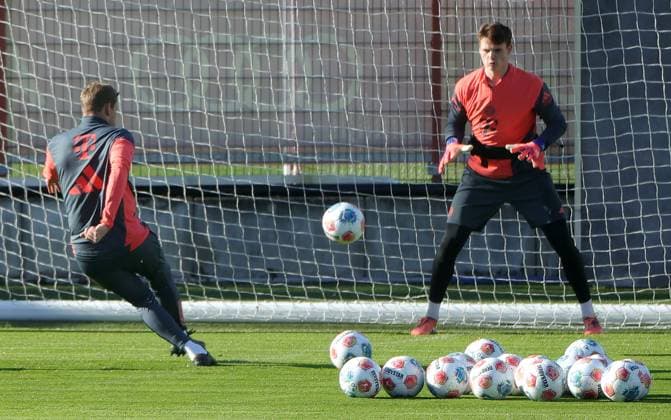 10 11 2025, FC Bayern Training, Training ground Saebenerstrasse Muenchen, Soccer , Sport, in the picture Michael Rechner FC Bayern Muenchen and Jonas Urbig FC Bayern Muenchen