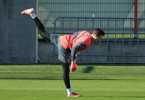 10 11 2025, FC Bayern Training, Training ground Saebenerstrasse Munich, Soccer , Sport, in the picture Jonas Urbig FC Bayern Muenchen