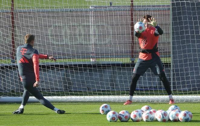 10 11 2025, FC Bayern Training, Training ground Saebenerstrasse Muenchen, Soccer , Sport, in the picture Michael Rechner FC Bayern Muenchen and Jonas Urbig FC Bayern Muenchen
