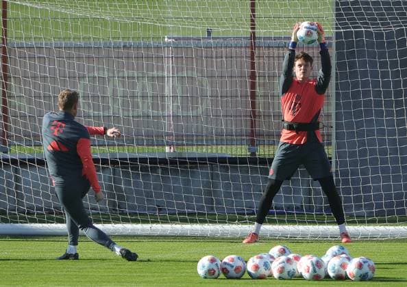 10 11 2025, FC Bayern Training, Training ground Saebenerstrasse Muenchen, Soccer , Sport, in the picture Michael Rechner FC Bayern Muenchen and Jonas Urbig FC Bayern Muenchen