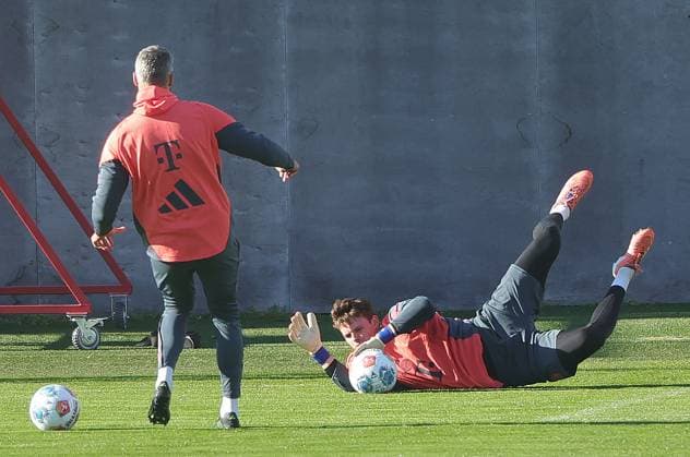 10 11 2025, FC Bayern Training, Training ground Saebenerstrasse Munich, Soccer , Sport, in the picture Jonas Urbig FC Bayern Muenchen