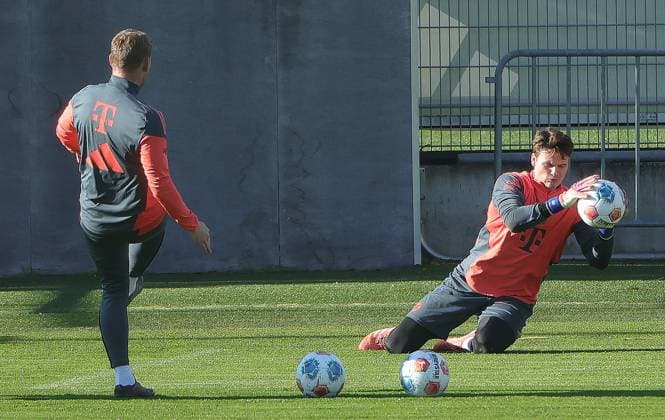 10 11 2025, FC Bayern Training, Training ground Saebenerstrasse Muenchen, Soccer , Sport, in the picture Michael Rechner FC Bayern Muenchen and Jonas Urbig FC Bayern Muenchen