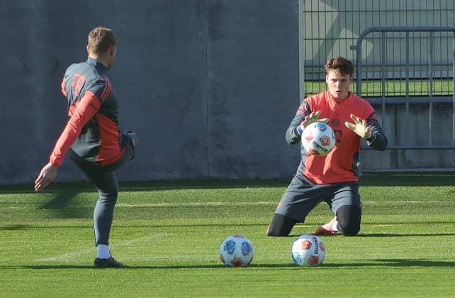 10 11 2025, FC Bayern Training, Training ground Saebenerstrasse Muenchen, Soccer , Sport, in the picture Michael Rechner FC Bayern Muenchen and Jonas Urbig FC Bayern Muenchen