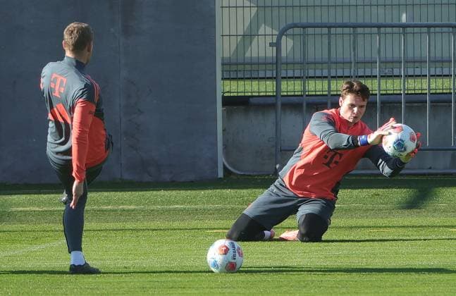 10 11 2025, FC Bayern Training, Training ground Saebenerstrasse Muenchen, Soccer , Sport, in the picture Michael Rechner FC Bayern Muenchen and Jonas Urbig FC Bayern Muenchen