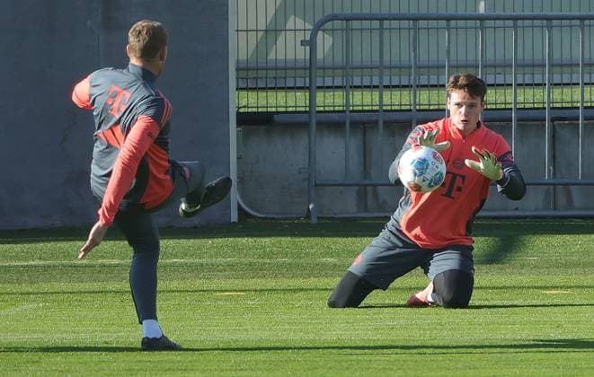 10 11 2025, FC Bayern Training, Training ground Saebenerstrasse Muenchen, Soccer , Sport, in the picture Michael Rechner FC Bayern Muenchen and Jonas Urbig FC Bayern Muenchen