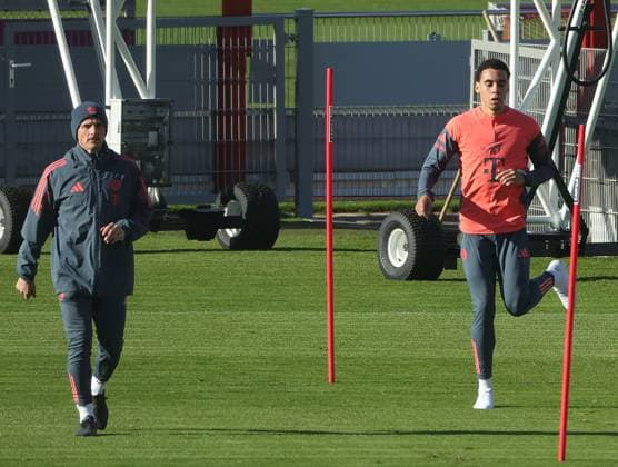 10 11 2025, FC Bayern Training, Training ground Saebenerstrasse Munich, Soccer , Sport, in the picture Simon Martinello FC Bayern Munich and Jamal Musiala FC Bayern Munich