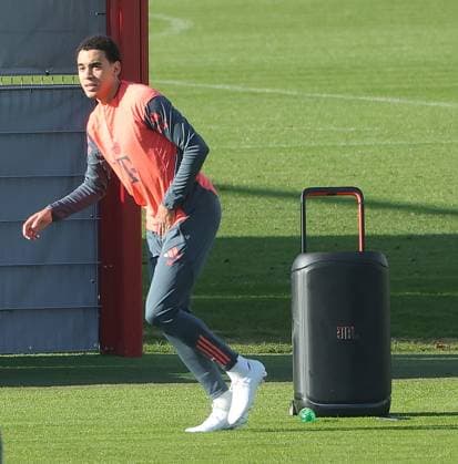 10 11 2025, FC Bayern training, training ground Saebenerstrasse Munich, soccer, sports, in the picture Jamal Musiala FC Bayern Muenchen and music box