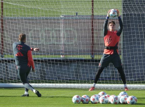 10 11 2025, FC Bayern Training, Training ground Saebenerstrasse Muenchen, Soccer , Sport, in the picture Michael Rechner FC Bayern Muenchen and Jonas Urbig FC Bayern Muenchen